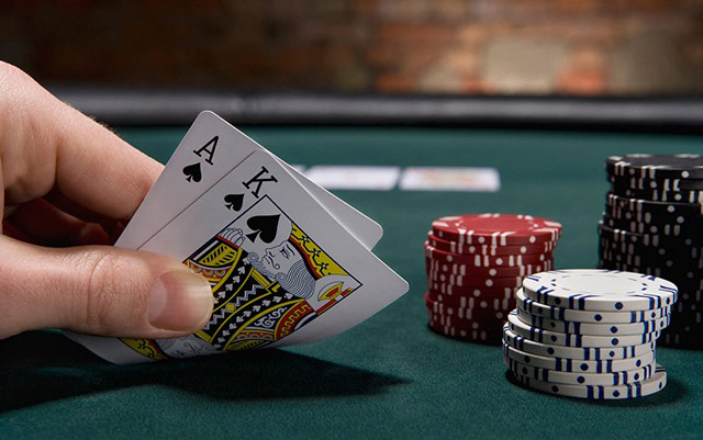 Poker là gì? Khám phá luật chơi cho người mới bắt đầu