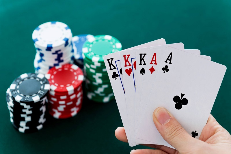 Thẳng trong poker là gì? Tìm hiểu thứ tự các lá bài trong sảnh poker